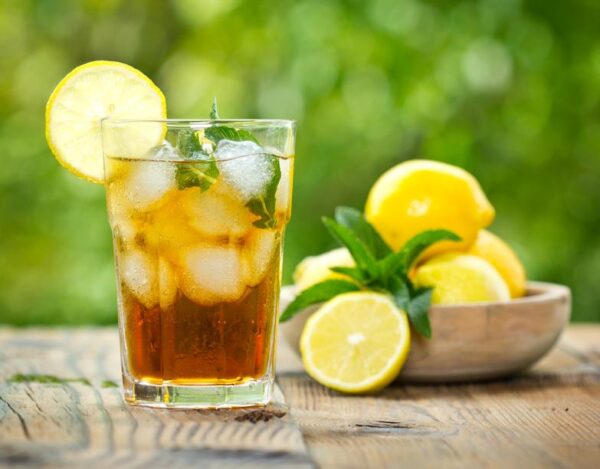Vaso de agua de panela con limón