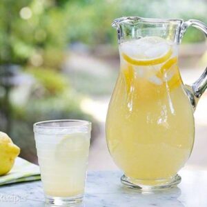 Jarra de agua de panela con limón