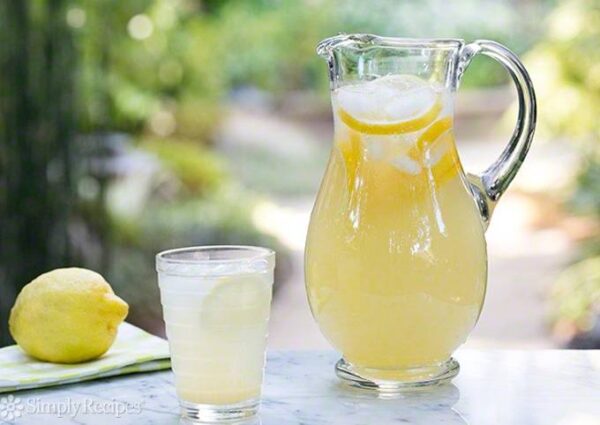 Jarra de agua de panela con limón