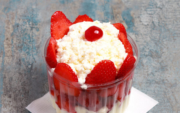 FRUTILLAS CON CREMA Y QUESO