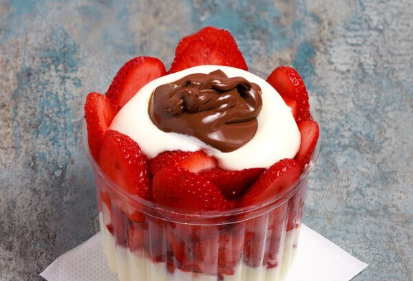 FRUTILLAS CON NUTELLA Y CREMA